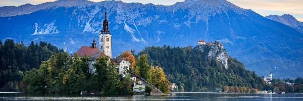 Zamek Bled, Kościół, Alpy Julijskie, Góry, Wyspa Blejski Otok, Słowenia, Chmury, Jezioro Bled, Drzewa
