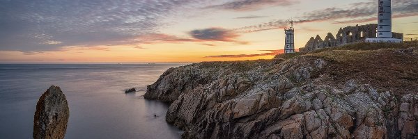 Zachód słońca, Plougonvelin, Latarnia morska Saint-Mathieu, Bretania, Francja, Skały, Morze