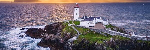 Skały, Latarnia morska, Irlandia, Portsalon, Fanad Head Lighthouse, Chmury, Wschód słońca, Morze