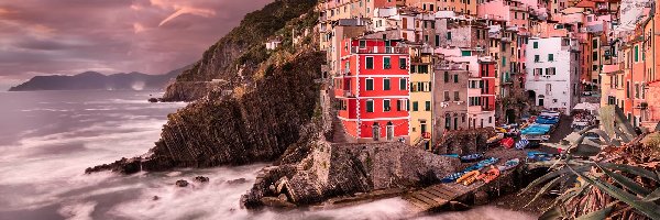 Morze, Włochy, Skały, Miejscowość, Chmury, Riomaggiore, Domy, Łódki, Kolorowe, Cinque Terre, Zatoka