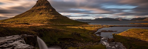 Chmury, Rzeka, Trawa, Wodospad Kirkjufellsfoss, Góra Kirkjufell, Islandia