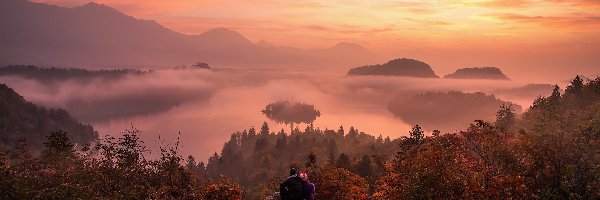 Mgła, Jezioro Bled, Jesień, Chmury, Kościół, Góry Alpy Julijskie, Wschód słońca, Słowenia, Wyspa Blejski Otok, Ludzie