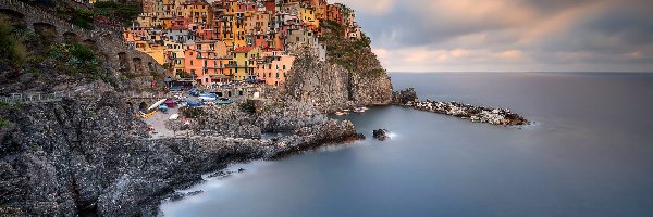 Kolorowe, Morze Liguryjskie, Manarola, Gmina Riomaggiore, Włochy, Zatoka, Skały, Cinque Terre, Domy