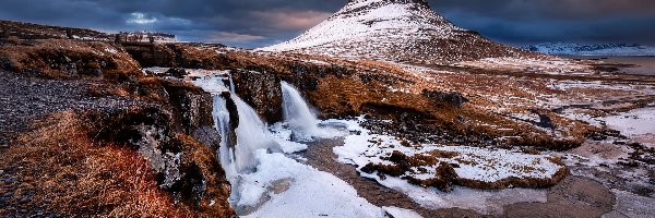Islandia, Góra Kirkjufell, Wodospad Kirkjufellsfoss, Zima, Chmury