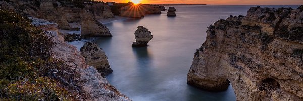 Wschód słońca, Skały, Portugalia, Region Algarve, Chmury, Morze, Ocean Atlantycki, Wybrzeże