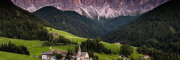 Kościół, Włochy, Góry, Dolina Val di Funes, Drzewa, Wieś, Domy, Lasy, Santa Maddalena, Dolomity, Masyw Odle