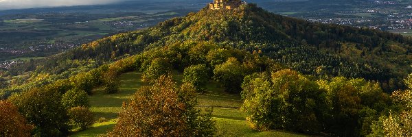 Drzewa, Zamek Hohenzollern, Niemcy, Badenia-Wirtembergia, Las, Chmury, Wzgórze, Góra Hohenzollern