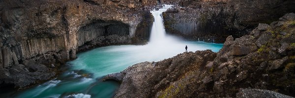 Człowiek, Bazaltowe, Skały, Wodospad Aldeyjarfoss, Islandia, Chmury, Rzeka Skjalfandafljot