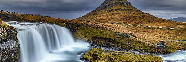 Islandia, Rzeka, Ciemne, Wodospad Kirkjufellsfoss, Góra Kirkjufell, Półwysep Snaefellsnes, Chmury