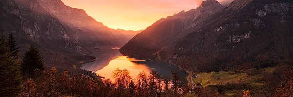 Klontal Valley, Szwajcaria, Drzewa, Jezioro Klontalersee, Wschód słońca, Góry, Dolina, Domy, Alpy, Kanton Glarus, Las