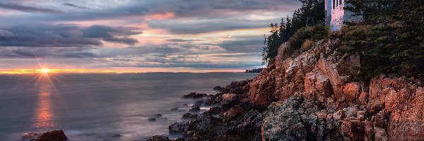 Morze, Latarnia morska, Stany Zjednoczone, Stan Maine, Bass Harbor Head Light, Skały, Chmury, Park Narodowy Acadia