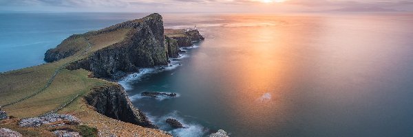 Neist Point Lighthouse, Wybrzeże, Wschód słońca, Skały, Szkocja, Wyspa Skye, Latarnia morska, Półwysep Duirinish, Klif, Morze Szkockie, Chmury