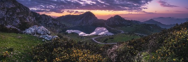Zachód słońca, Krzewy, Lakes of Covadonga, Jezioro, Góry, Hiszpania, Cangas de Onís, Drzewa, Chmury
