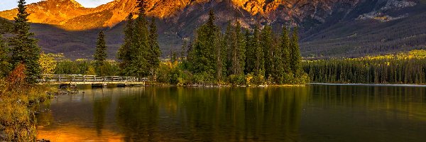 Zachód słońca, Pyramid Lake, Góry, Park Narodowy Jasper, Kanada, Drzewa, Most, Jezioro, Chmury