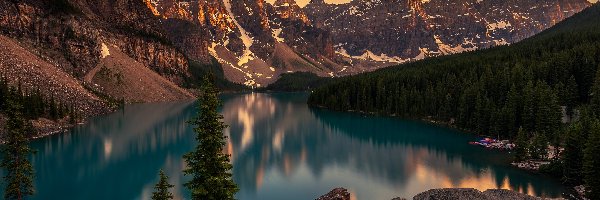Chmury, Góry, Jezioro Moraine, Park Narodowy Banff, Kanada, Drzewa, Lasy
