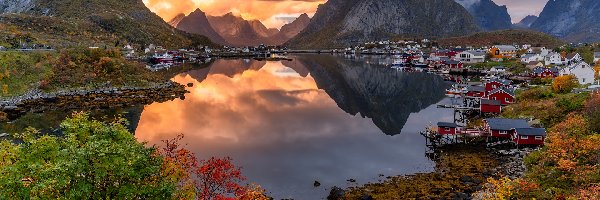 Wieś, Lofoty, Domy, Drzewa, Góry, Chmury, Jesień, Norwegia, Morze, Reine