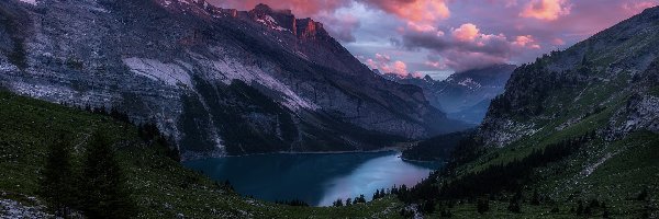 Chmury, Jezioro Oeschinen, Drzewa, Szwajcaria, Alpy Berneńskie, Góry