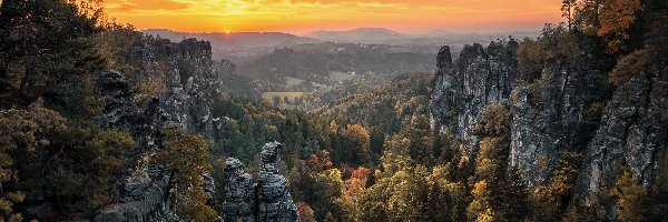 Góry Połabskie, Zachód słońca, Skały, Las, Drzewa, Niemcy, Saksonia, Mgła, Park Narodowy Saskiej Szwajcarii