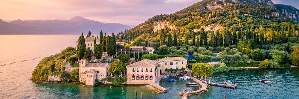Włochy, Jezioro Garda, Punta San Vigilio, Domy, Wzgórze