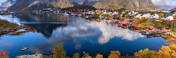 Krzewy, Lofoty, Chmury, Góry, Wioska Reine, Morze Norweskie Skały, Domy, Norwegia, Wyspa Moskenesoya, Jesień