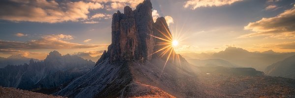 Tre Cime di Lavaredo, Dolomity, Włochy, Promienie słońca, Szczyty, Chmury, Skały, Góry