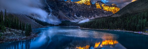 Jezioro, Góry, Kanada, Szczyty, Odbicie, Park Narodowy Banff, Rozświetlone, Drzewa, Alberta, Moraine Lake, Las, Chmury, Mgła