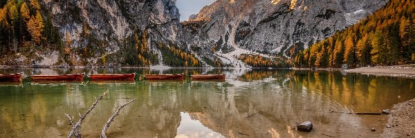 Góry, Pragser Wildsee, Jezioro, Południowy Tyrol, Włochy, Drzewa, Łódki, Lago di Braies, Dolomity