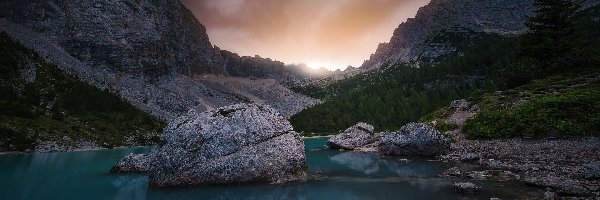 Jezioro Sorapis, Masyw Sorapiss, Góry, Prowincja Belluno, Włochy, Chmury, Drzewa, Dolomity, Kamienie