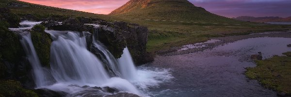 Islandia, Wodospad Kirkjufellsfoss, Góra Kirkjufell, Chmury, Rzeka