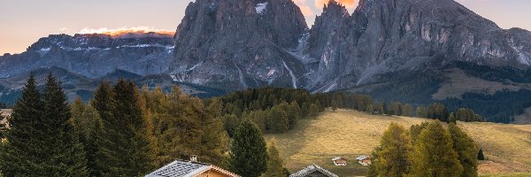 Val Gardena, Góry Sassolungo, Włochy, Domy, Dolina, Drzewa, Drewniane, Dolomity