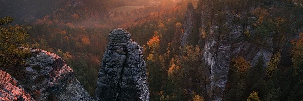 Skały, Park Narodowy Saskiej Szwajcarii, Jesień, Promienie słońca, Góry Połabskie, Drzewa, Wschód słońca, Niemcy