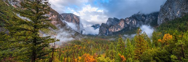 Drzewa, Kalifornia, Mgła, Jesień, Góry, Yosemite Valley, Dolina, Stany Zjednoczone, Park Narodowy Yosemite, Chmury