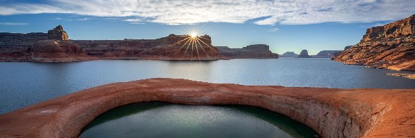 Skały, Jezioro, Lake Powell, Promienie słońca, Utah, Stany Zjednoczone