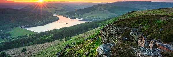 Wzgórza, Lasy, Bamford Edge, Skały, Park Narodowy Peak District, Anglia, Ladybower Reservoir, Zachód słońca, Jezioro
