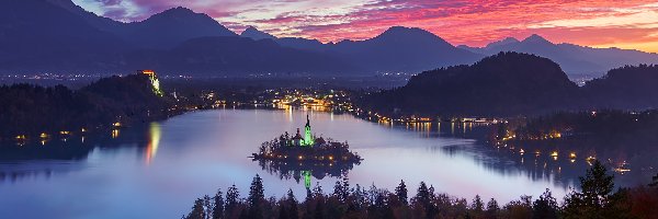 Drzewa, Bled, Wschód słońca, Alpy Julijskie, Jezioro Bled, Kościół, Góry, Słowenia, Wyspa Blejski Otok, Chmury
