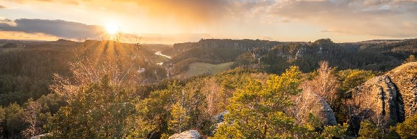 Wschód słońca, Góry Połabskie, Skały, Park Narodowy Saskiej Szwajcarii, Niemcy, Chmury, Drzewa