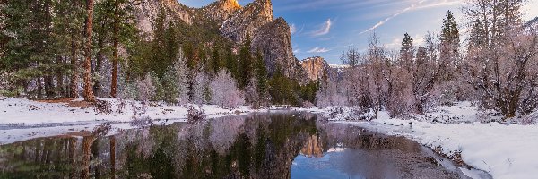 Park Narodowy Yosemite, Góry, Stany Zjednoczone, Odbicie, Merced River, Śnieg, Drzewa, Zima, Rzeka, Kalifornia