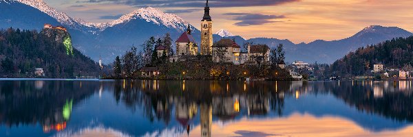 Kościół, Jezioro Bled, Domy, Alpy Julijskie, Słowenia, Drzewa, Wyspa, Zachód słońca, Lasy, Góry, Odbicie