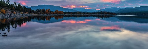 Drzewa, Dillon Lake, Stany Zjednoczone, Stan Kolorado, Góry, Chmury, Odbicie, Jezioro