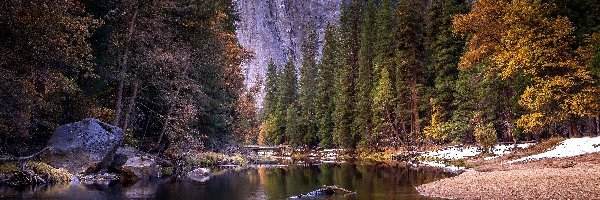 Rzeka, Góry, Jesień, Brzeg, Stany Zjednoczone, Drzewa, Skały, Kamienie, Las, Merced River, Most, Kalifornia, Park Narodowy Yosemite