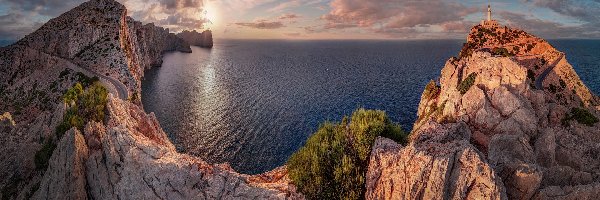 Latarnia morska, Skały, Góry Serra de Tramuntana, Wybrzeże, Przylądek Formentor, Hiszpania, Wyspa Majorka, Morze Śródziemne, Zachód słońca