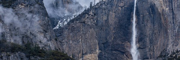 Park Narodowy Yosemite, Drzewa, Stany Zjednoczone, Upper Yosemite Falls, Chmury, Skały, Wodospad, Góry, Mgła, Kalifornia