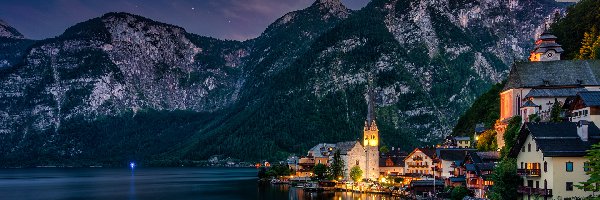 Oświetlone, Miasteczko Hallstatt, Alpy Salzburskie, Góry, Austria, Noc, Kościół, Jezioro Hallstattersee, Domy