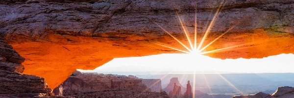 Park Narodowy Canyonlands, Łuk, Stany Zjednoczone, Stan Utah, Mesa Arch, Promienie słońca, Wschód słońca, Skały