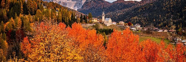 Szczyt Monte Pelmo, Dolomity, Gmina Selva di Cadore, Prowincja Belluno, Włochy, Kościół, Domy, Góry, Jesień