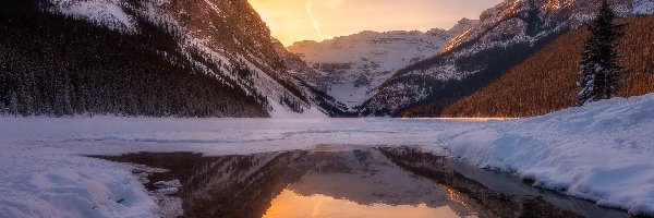 Park Narodowy Banff, Jezioro, Kanada, Wschód słońca, Góry, Las, Drzewa, Zima, Lake Louise, Alberta