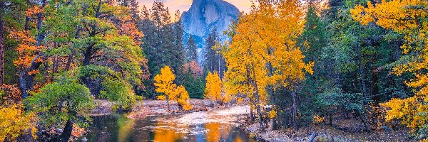 Drzewa, Merced River, Half Dome, Góra, Park Narodowy Yosemite, Stany Zjednoczone, Kalifornia, Rzeka, Jesień