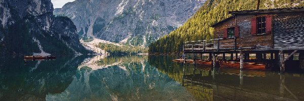 Dolomity, Włochy, Pomost, Jezioro, Łódki, Lago di Braies, Góry, Domek, Pragser Wildsee, Południowy Tyrol, Drewniany