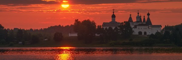 Jezioro Borodaevsky, Obwód wołogodzki, Drzewa, Monaster Terapontowski, Ferapontovo, Zachód słońca, Cerkiew, Rosja