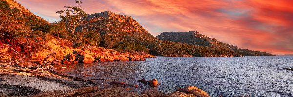 Góry, Tasmania, Zachód słońca, Drzewa, Park Narodowy Freycineta, Morze, Wybrzeże, Australia